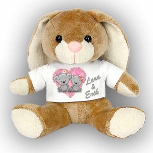 Plüss nyuszi saját névvel, szerelmes macik pólóban