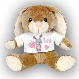 Plüss nyuszi saját névvel, nyuszis pólóban